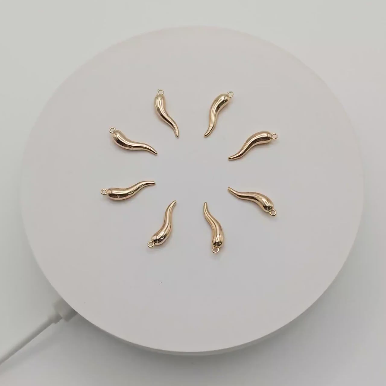 10pcs Gold Chili Charms, 18K Gold plated Brass, Pepper Pendants (GB-4606)